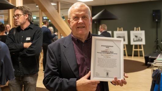 Portrait of Tomas Svensson with diploma
